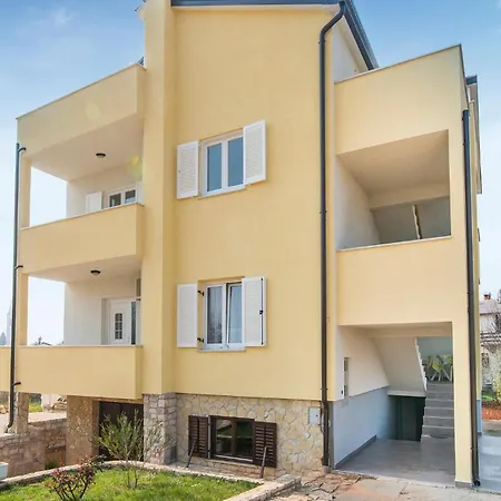 1 Bedroom Beautiful In Apartment Lovrecica (Istria)