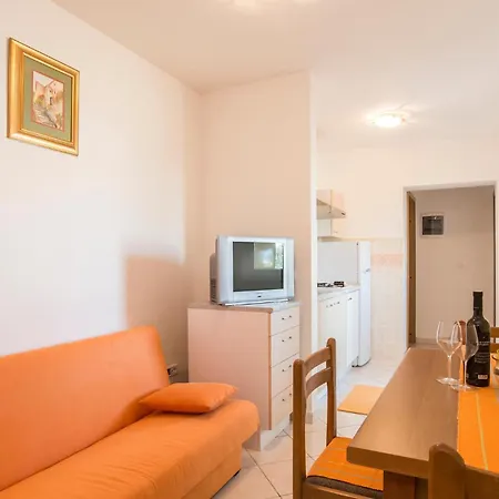 1 Bedroom Beautiful In Apartment